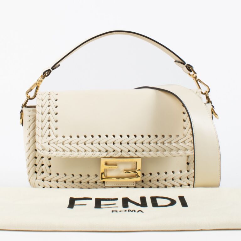 【レア◎極美品】Fendi THE BAGUETTE ホワイトショルダーバッグ レア◎極美品】Fendi THE BAGUETTE ホワイトショルダーバッグ レア◎極