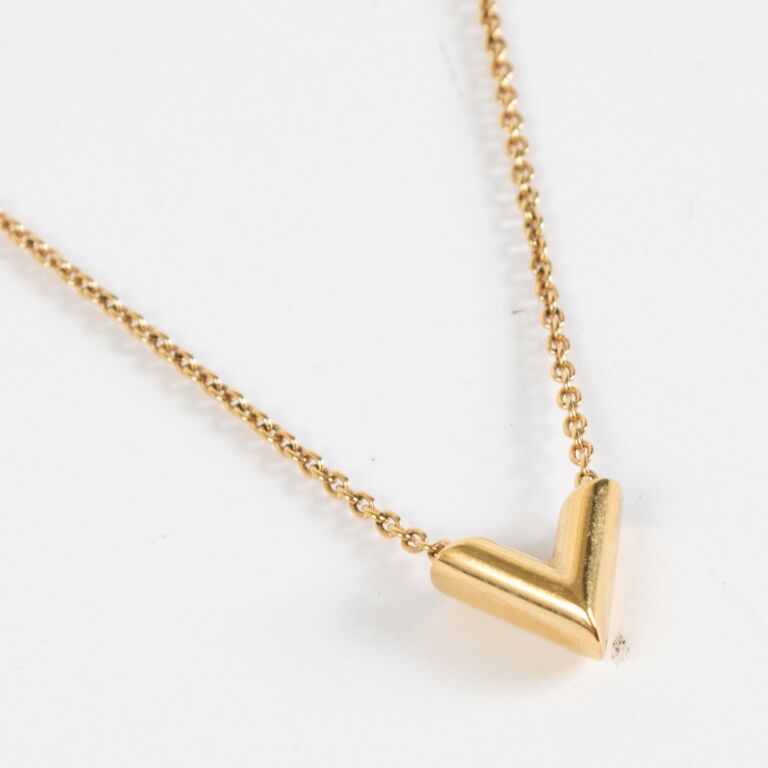 Louis Vuitton Gold Essential V Necklace ○ Labellov ○ Buy and