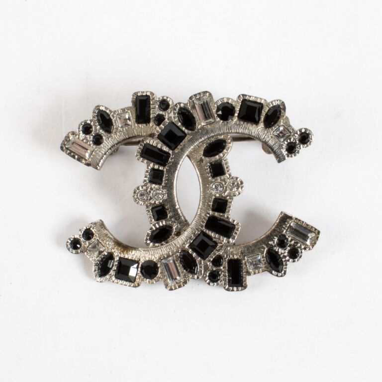 Chanel 16K Silver CC Brooch ○ Labellov ○ Buy and Sell Authentic