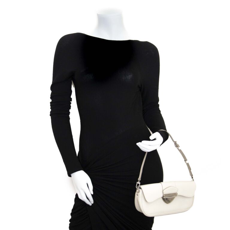 Louis vuitton on sale epi montaigne clutch
