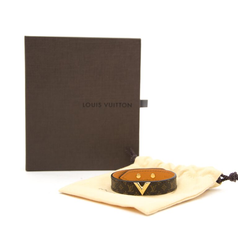 Louis Vuitton Monogram Canvas Essential V Bracelet (SHF-Sj24ZL