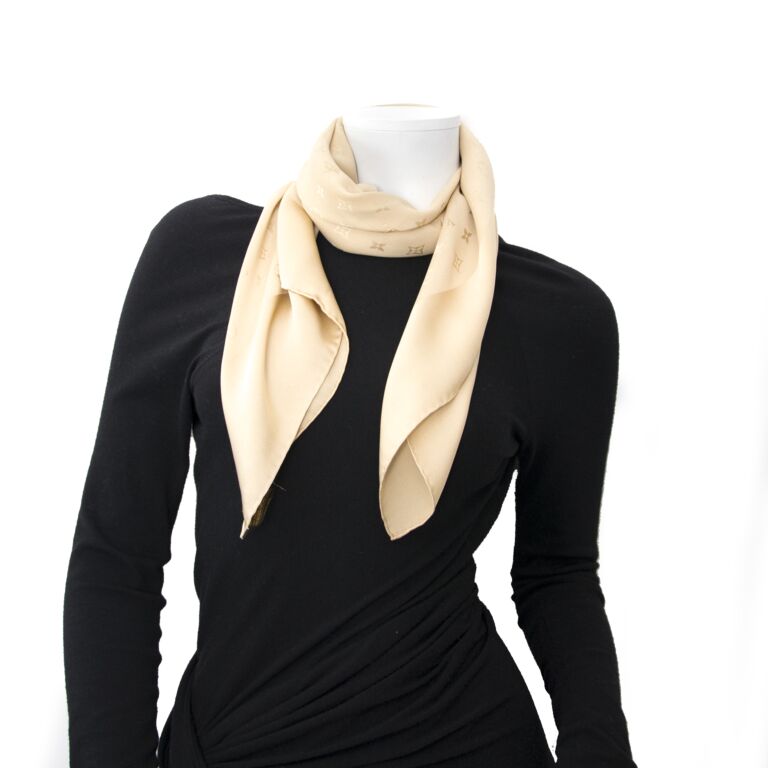 Louis Vuitton Scarf Beige Silk ref.36667 - Joli Closet