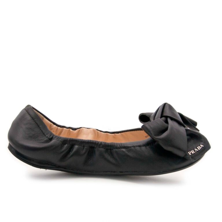 analyse Hong Kong Håndværker Prada Black Leather Bow Ballerina Flats - Size 35,5 ○ Labellov ○ Buy and  Sell Authentic Luxury