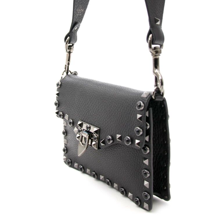 Kan ikke forhindre Teenager Valentino Garavani Rockstud Rolling Noir Leather Shoulder Bag ○ Labellov ○  Buy and Sell Authentic Luxury