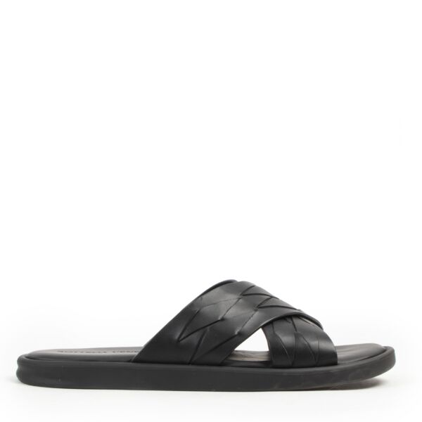 Bottega Veneta Black Sandals - Size 40. Authentieke tweedehands Bottega Veneta schoenen bij LabelLOV Antwerpen. Authentique seconde-main luxury en ligne webshop LabelLOV. Authentic preloved Bottega Veneta shoes at LabelLOV Antwerp.