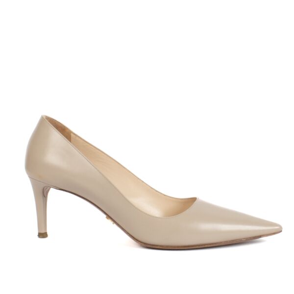 Shop safe online at Labellov in Antwerp, Brussels and Knokke this 100% authentic second hand Prada Beige Leather Pumps - Size 36