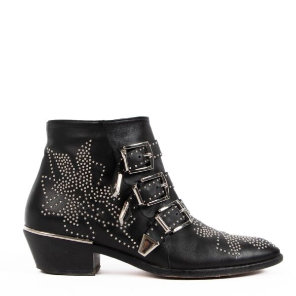 Shop safe online at Labellov in Antwerp, Brussels or Knokke this 100% authentic second hand Chloé Susanna Black Leather Stud Short Boots