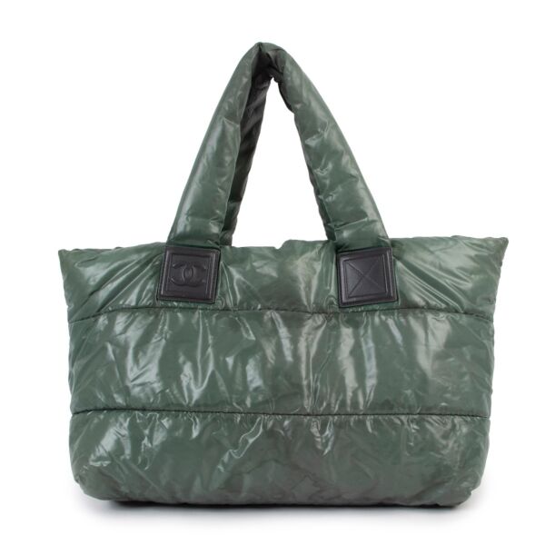Shop safe online at Labellov in Antwerp this 100% authentic second hand Chanel Green Quilted Cocoon Shoulder Bag