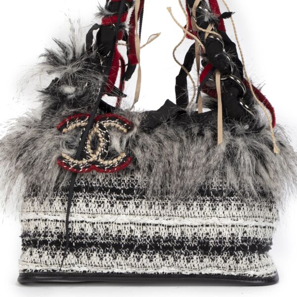 Buy authentic secondhand Chanel Inuit Tweed Fantasy Faux Fur Tote at the right price at LabelLOV vintage webshop. Safe and secure online shopping. Koop authentieke tweedehands Chanel Inuit Tweed Fantasy Faux Fur Tote met de juiste prijs bij LabelLOV