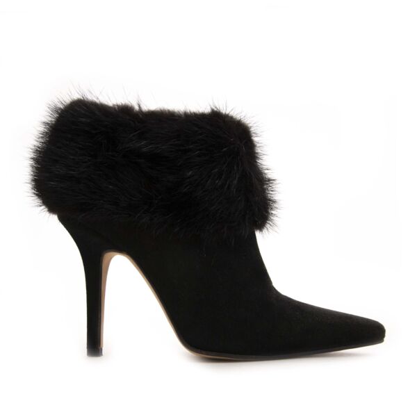 Jimmy Choo Black Pointed-Toe Fur Ankle Boots - Size 36,5. Now for sale at labellov.com for the best price. Op zoek naar Jimmy Choo ankle boots? Nu te koop bij labellov.com tegen de beste prijs. 