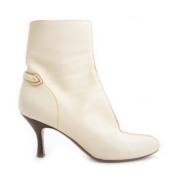 Louis Vuitton White Leather Boots - Size 36,5 Buy secondhand Louis Vuitton shoes at Labellov. Safe online shopping at a fair price. Koop tweedehandsd Louis Vuitton schoenen bij Labellov, Veilig online winkelen voor een eerlijke prijs.