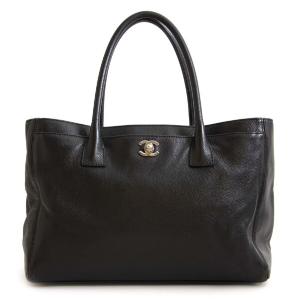 Chanel Black Deerskin Cerf Executive Shopper Tote. Buy authentic secondhand Chanel shopper tote at the right price at LabelLOV, safe and secure online shopping. Koop authentieke tweedehands Chanel tassen aan de juiste prijs bij LabelLOV.