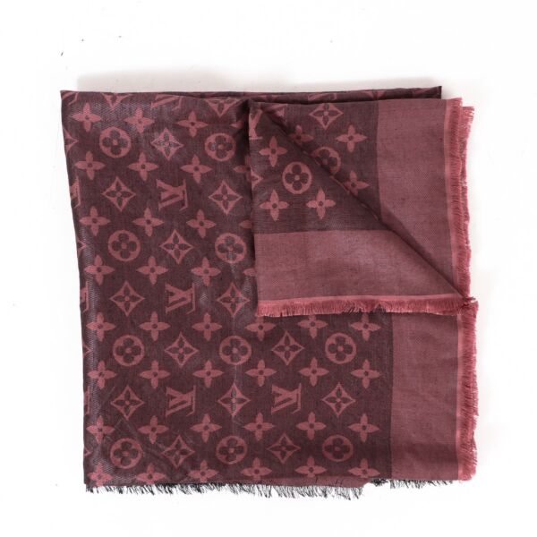 Buy an authentic Louis Vuitton Monogram Scarf in very good condition at Labellov in Antwerp.