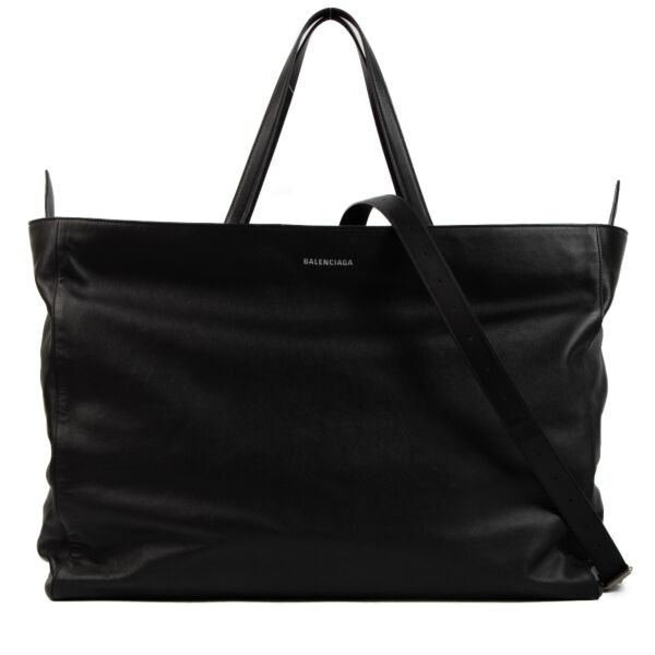 Balenciaga Passenger XL Carryall Leather Travel Bag for the best price at Labellov secondhand luxury in Antwerp. 