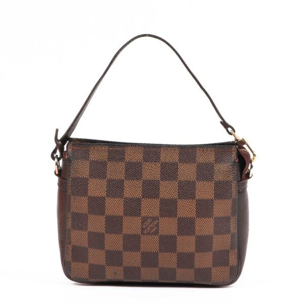 Buy an authentic second-hand Damier Ebene Canvas Mini Pochette Accessoires Top Handle Bag in very good condition at Labellov in Antwerp.
