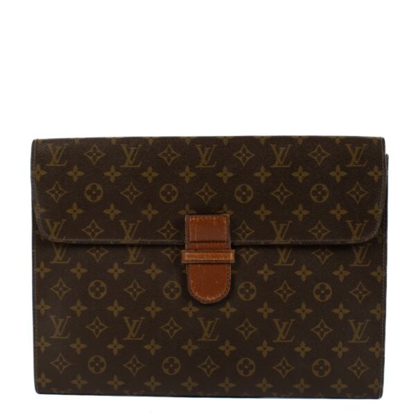 Shop safe online at Labellov in Antwerp, Brussels and Knokke this 100% authentic second hand Louis Vuitton Monogram Vintage Briefcase Clutch