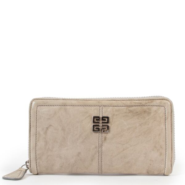 Shop safe online at Labellov in Antwerp this 100% authentic second hand Givenchy Grey Leather Wallet