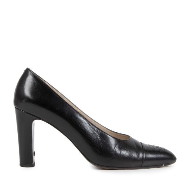 Buy authentic secondhand Chanel shoes at the right price at LabelLOV vintage webshop. Safe and secure online shopping at LabelLOV. 