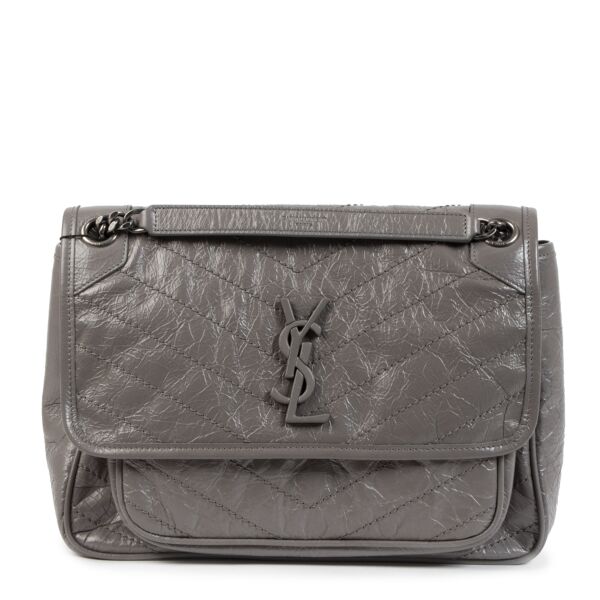 Saint Laurent Niki Medium Crinkled Leather Fog Bag te koop online bij Labellov