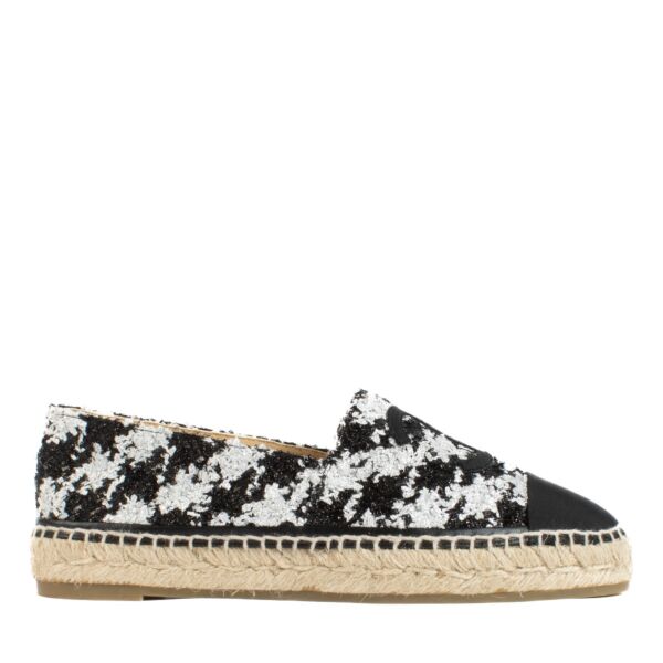 Shop safe online at Labellov in Antwerp, Brussels and Knokke this 100% authentic second hand Chanel Black and Silver Shimmer Tweed Espadrilles - Size 40