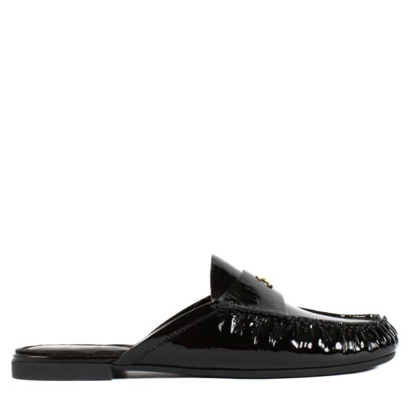 Shop safe online at Labellov in Antwerp, Brussels and Knokke this 100% authentic second hand Chanel Black Patent 2018 Interlocking CC Logo Loafers - Size 39