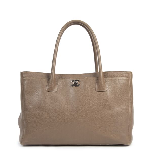 Authentieke Tweedehands Chanel Taupe Executive Cerf Tote Bag juiste prijs veilig online shoppen luxe merken webshop winkelen Antwerpen België mode fashion