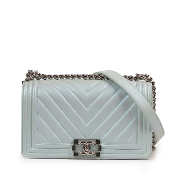 Authentieke Tweedehands Chanel Metallic Light Blue Chevron Quilted Medium Boy Flap juiste prijs veilig online shoppen luxe merken webshop winkelen Antwerpen België mode fashion
