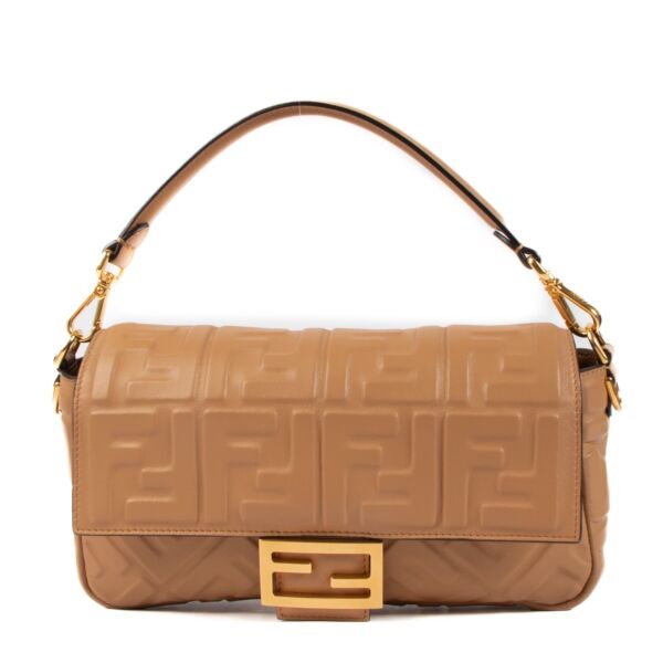 Shop safe online at Labellov in Antwerp, Brussels and Knokke this 100% authentic second hand Fendi Beige Soft Nappa Baguette Bag. Veilig online tweedehands authentieke Fendi Beige Soft Nappa Baguette handtas kopen bij Labellov. 
