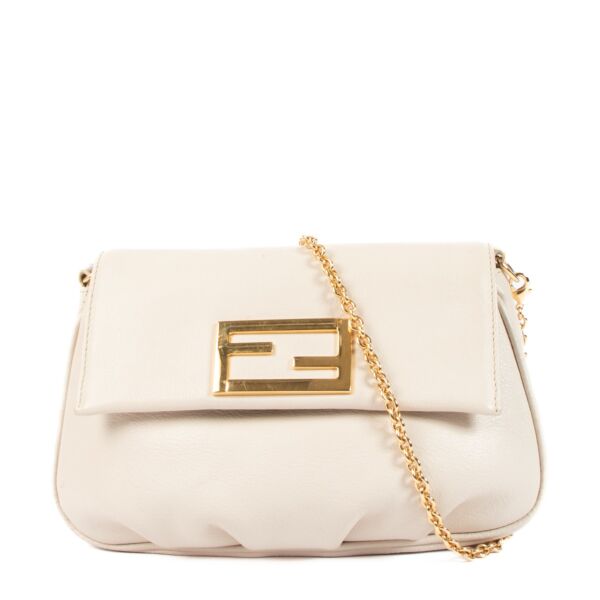 Shop safe online at Labellov in Antwerp, Brussels and Knokke this 100% authentic second hand Fendi Beige Leather Fendista Crossbody. Veiling online tweedehands authentieke Fendi Beige Leather Fendista Crossbody kopen bij Labellov. 