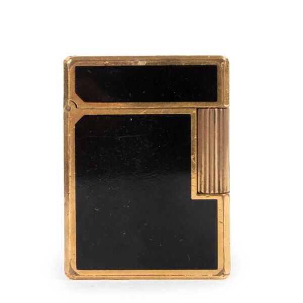 Buy online authentic second hand S.T. Dupont Black Lacquer Gold Vintage Lighter in good condition at Labellov in Antwerp