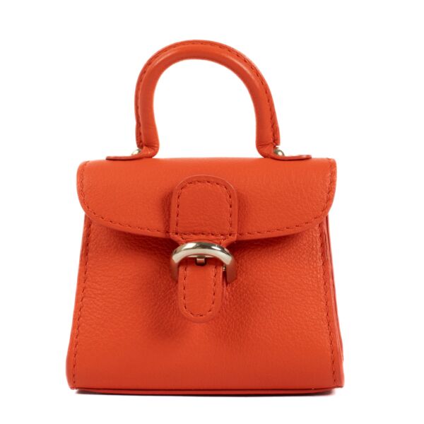 Bent u op zoek naar een authentiek exemplaar van de Delvaux Piment Polo Brillant Bag Charm? U vindt deze bij Labellov in Antwerpen en Knokke. Shop online met wereldwijde verzending.