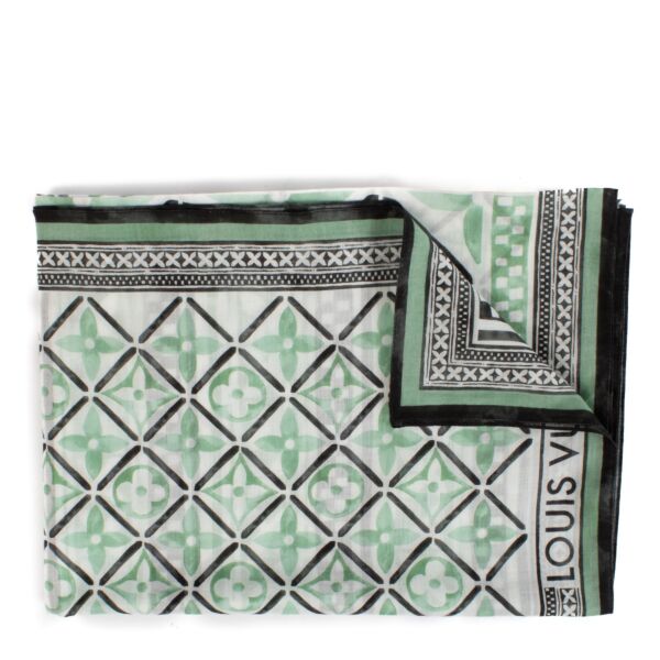 Shop safe online at Labellov in Antwerp, Brussels and Knokke this 100% authentic second hand Louis Vuitton Green Monogram Flower Tile Pareo Scarf