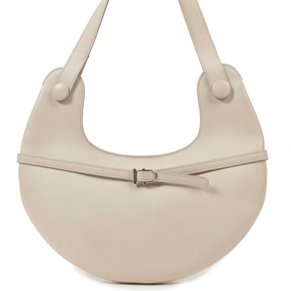 Delvaux Cream Half Moon Shoulder Bag aan de beste prijs bij Labellov tweedehands luxe in Antwerpen. We buy and sell your bag!
