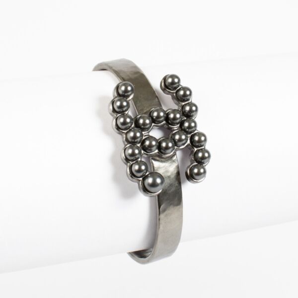 Authentic second-hand Chanel 15P CC Grey Faux Pearls Gunmetal Tone Bracelet on labellov.com