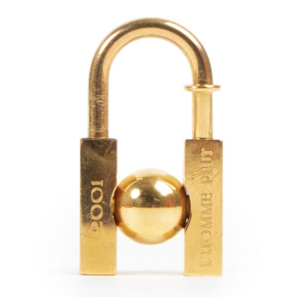 Hermès Golden 'H' Bracelet Lock. Authentieke tweedehands Hermès accessoires bij LabelLOV Antwerpen. Authentique seconde-main luxury en ligne webshop LabelLOV. Authentic preloved Hermès accessories at LabelLOV Antwerp.