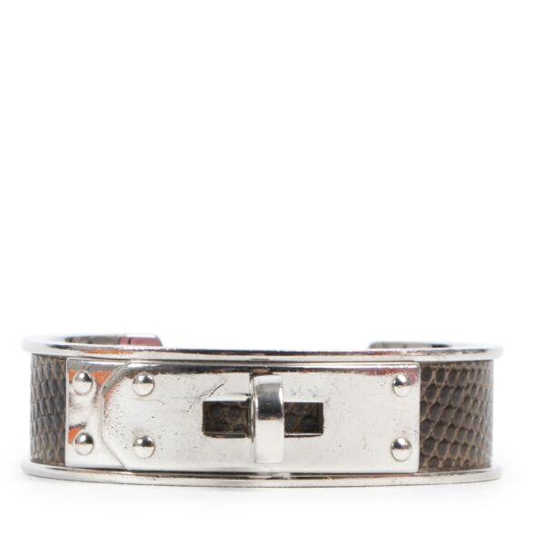 Hermès Grey Leather Cuff Bracelet. Authentieke tweedehands Hermès armbanden bij LabelLOV Antwerpen. Authentique seconde-main Hermès luxury en ligne webshop LabelLOV. Authentic preloved Hermès cuff bracelets at LabelLOV Antwerp.