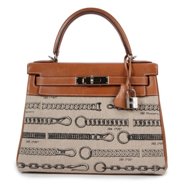Hermès Kelly 28 Toile de Camp Dechainee Fauve Barenia aan de beste prijs te koop bij Labellov tweedehands luxe in Antwerpen. Koop en verkoop aan de beste prijs bij Labellov tweedehands luxe.