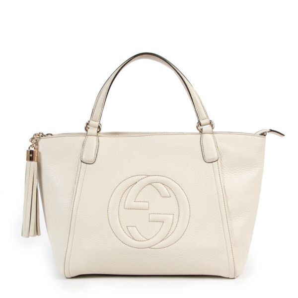 Wear this Gucci Soho Beige Top Handle bag with a casual outfit and you are ready to go. This Gucci Soho Beige Top Handle bag is available at Labellov for a reasonable price and in very good condition. 