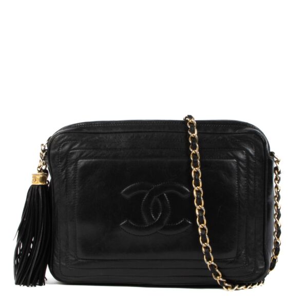 Shop safe online at Labellov in Antwerp, Brussels and Knokke this 100% authentic second hand Chanel Black Lambskin Vintage Camera Bag