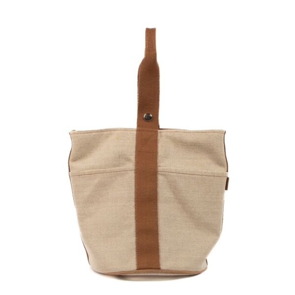Shop safe online at Labellov in Antwerp, Brussels and Knokke this 100% authentic second hand Hermès Beige Canvas Saxo PM Bucket Bag