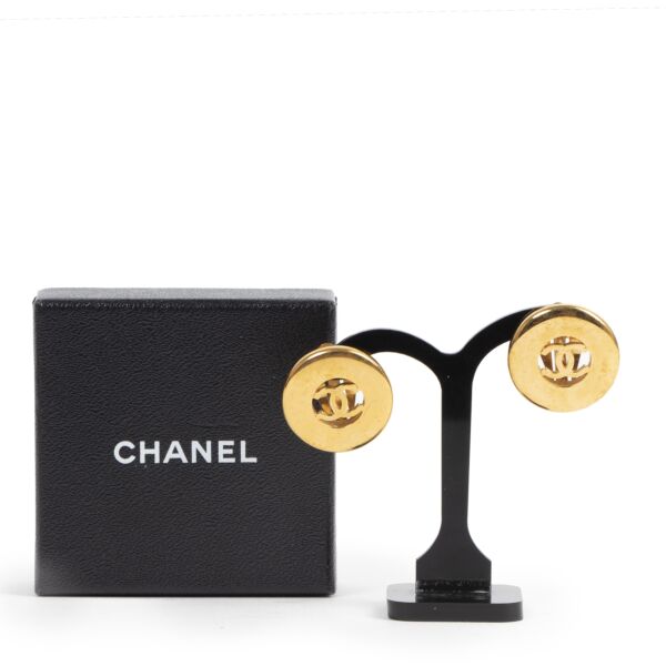 koop veilig online jou tweedehands Chanel Gold CC Clip-On Earrings