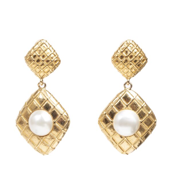 Authentieke Tweedehands Chanel Gold Square Pearl Clip On Earrings juiste prijs veilig online shoppen luxe merken webshop winkelen Antwerpen België mode vintage fashion