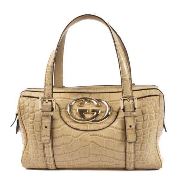 Shop safe online at Labellov in Antwerp, Brussels and Knokke this 100% authentic second hand Gucci Beige Alligator Britt Boston Bag . Veilig online tweedehands authentieke Gucci Beige Alligator Britt Boston Bag handtas kopen bij Labellov. 