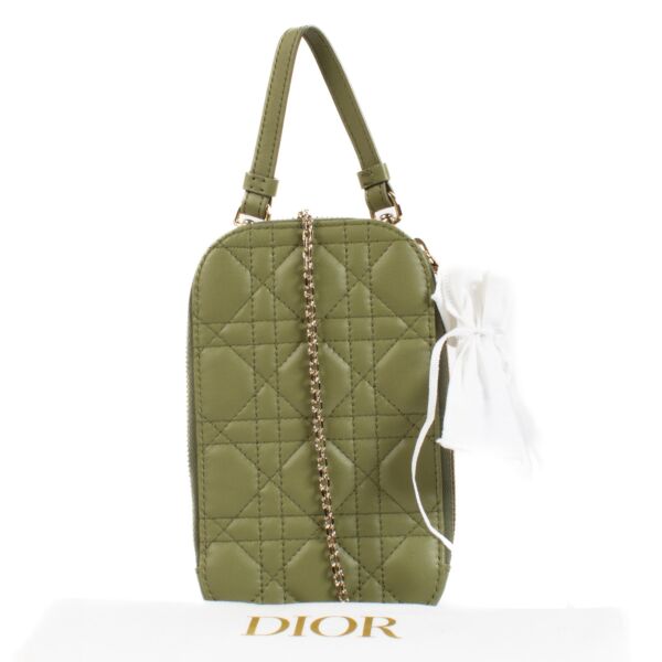 Christian Dior Green Call'in Dior Phone Pouch aan de beste prijs bij Labellov tweedehands luxe in Antwerpen en Knokke. We buy and sell your preloved and brand new designer bags.