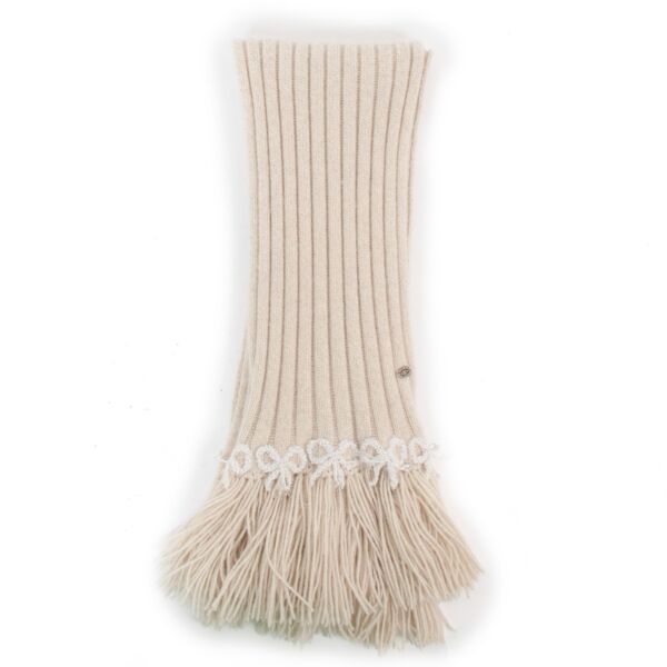 Shop safe online at Labellov in Antwerp this 100% authentic second hand Chanel Beige Cashmere Bow Scarf