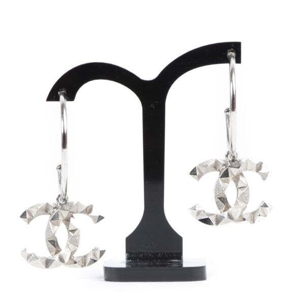 Chanel Studded Double CC Hoop Earrings aan de beste prijs bij Labellov 