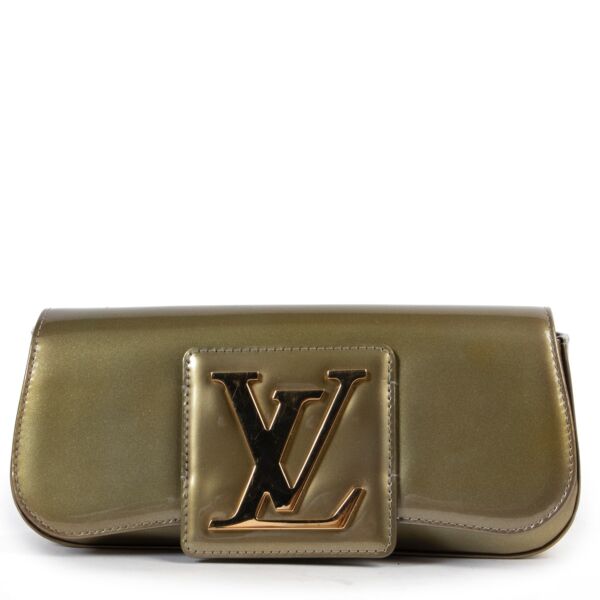Shop safe online 100% authentic second hand Louis Vuitton Green Vernis Sobe Clutch in very good condition at the right price at Labellov in Antwerp.