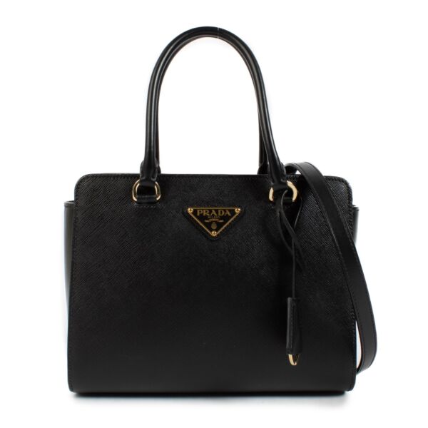 Shop safe online at Labellov in Antwerp, Brussels and Knokke this 100% authentic second hand Prada Saffiano/Soft Calf handbag. Veilig online tweedehands authentieke Prada Saffiano/Soft Calf handtas kopen bij Labellov. 