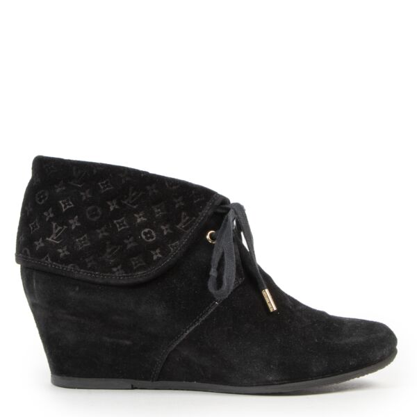 Louis Vuitton Black Suede Wedge Booties kopen en verkopen aan de beste prijs