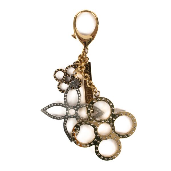 Shop safe online at Labellov in Antwerp, Brussels and Knokke this 100% authentic second hand Louis Vuitton Gold Monogram Key Chain